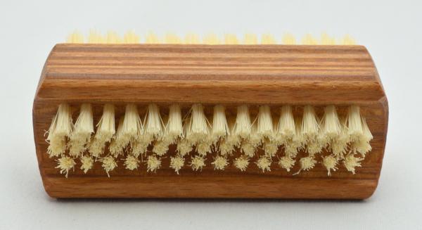 Handwaschbürste Schichtholz mit Griffmulden. 6 und 4 Reihen helle Naturborsten. Bürstenfabrik Keller seit 1869. Handwaschbürste Schichtholz mit Griffmulden. 6 und 4 Reihen helle Naturborsten. Bürstenfabrik Keller seit 1869.